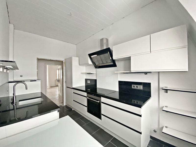 Gemütliche 3-Zimmerdachgeschoß-Wohnung mit Einbauküche und Tiefgarage zu vermieten.